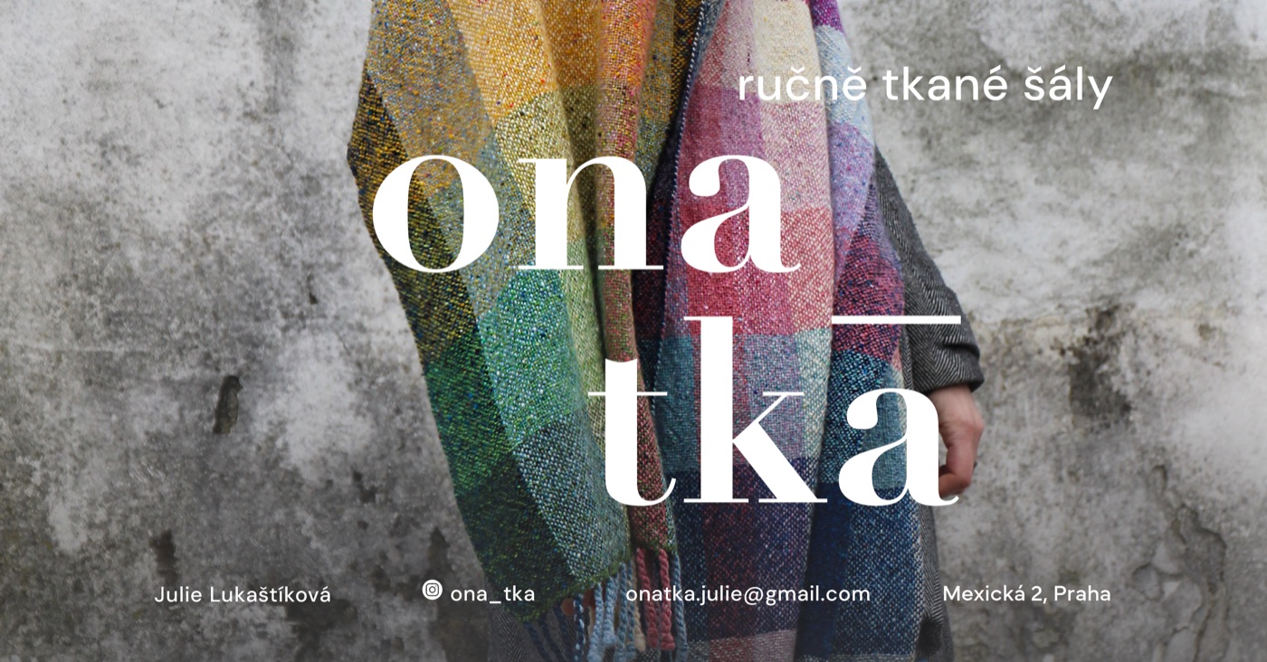 Ona tká — ručně tkané šály. Barevná ručně tkaná šála na pozadí betonové zdi. Julie Lukaštíková, Instagram @ona_tka, e-mail onatka.julie@gmail.com, ateliér Mexická 2, Praha.